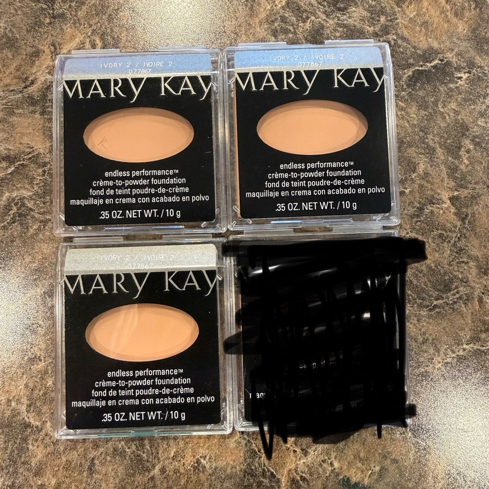 Mary Kay Endless Performance Creme-to-Powder Foundation - Ivory (beige)